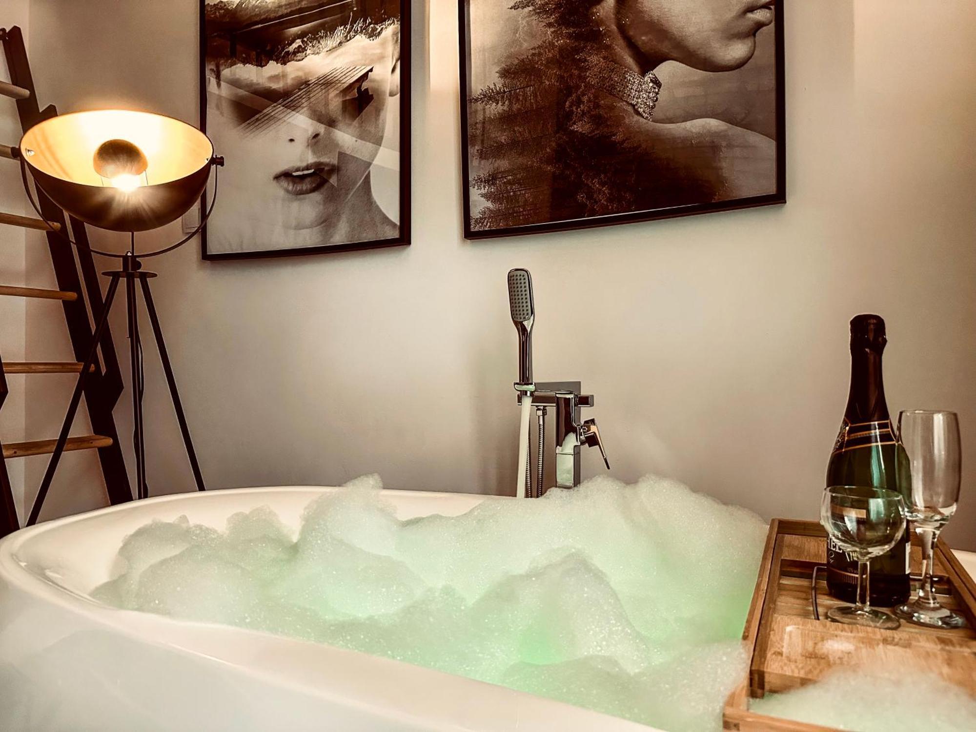 Premium Jacuzzi For Couples, Old Town Apartment *