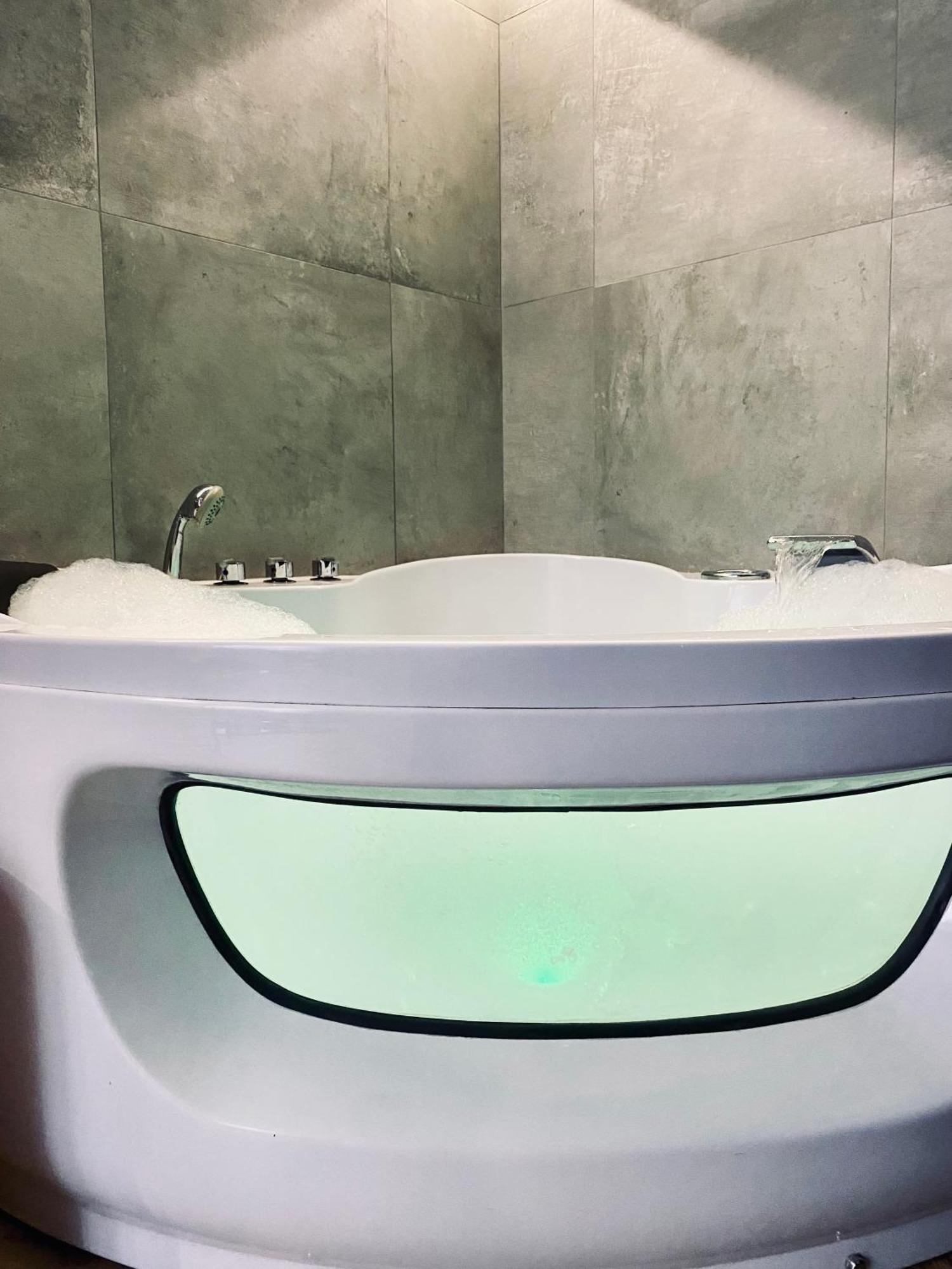 Premium Jacuzzi For Couples, Old Town Apartment